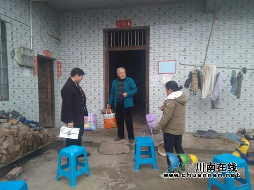 翁庆平到纳溪区棉花坡镇看望困难户(图1) 翁庆平到纳溪区棉花坡镇看望困难户(图1)