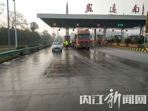 内江男子送医途中遇大雾封路&nbsp;民警特殊放行(图1)