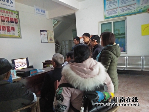 泸县潮河镇组织收看庆祝改革开放40周年大会(图2)