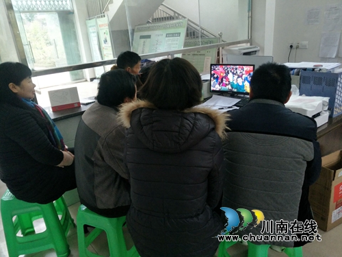 泸县潮河镇组织收看庆祝改革开放40周年大会(图5)