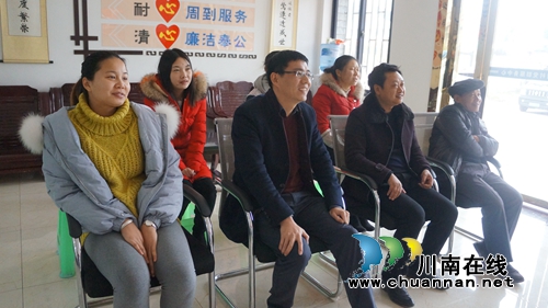 泸县立石镇组织党员群众收看庆祝改革开放40周年大会(图1)