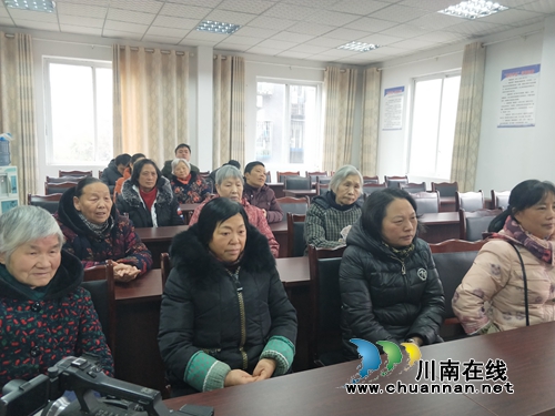 泸县立石镇组织党员群众收看庆祝改革开放40周年大会(图2)