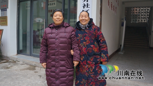 泸县立石镇组织党员群众收看庆祝改革开放40周年大会(图3)