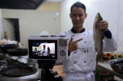 自贡小伙当“网红厨子”&nbsp;吸粉千万&nbsp;月入五六万(图1)