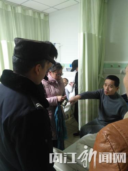 内江女子看病途中掉了钱包 民警向她伸出援手(图1) 内江女子看病途中掉了钱包 民警向她伸出援手(图1)