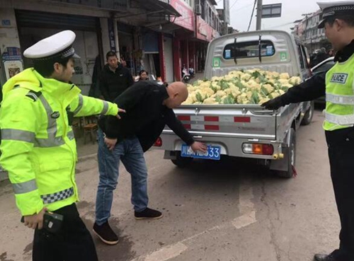 自贡男子自作聪明遮挡号牌&nbsp;被监控全程记录(图1)