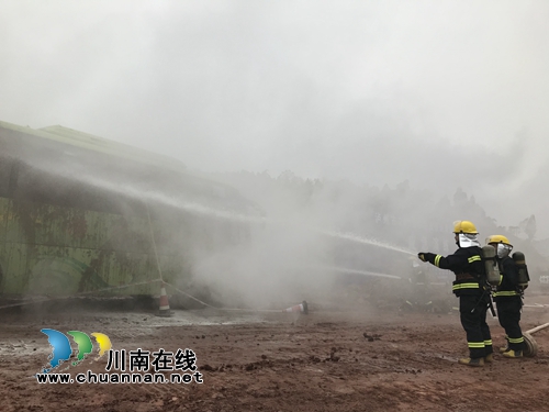 泸州举行2018年突发旅游车安全事故应急演练(图4) 泸州举行2018年突发旅游车安全事故应急演练(图4)