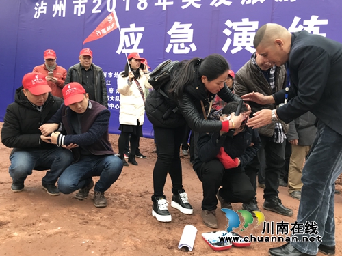 泸州举行2018年突发旅游车安全事故应急演练(图5) 泸州举行2018年突发旅游车安全事故应急演练(图5)