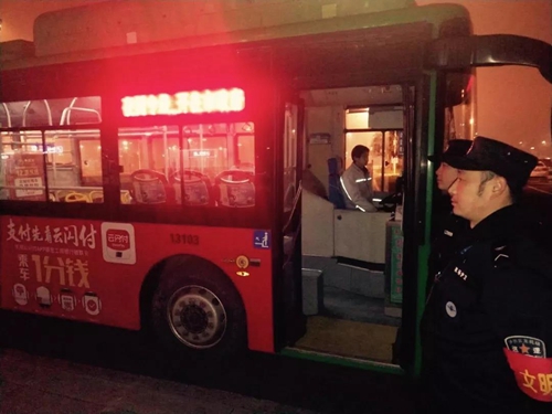 坐夜航回家方便了！云龙机场增开两班夜间公交(图1)