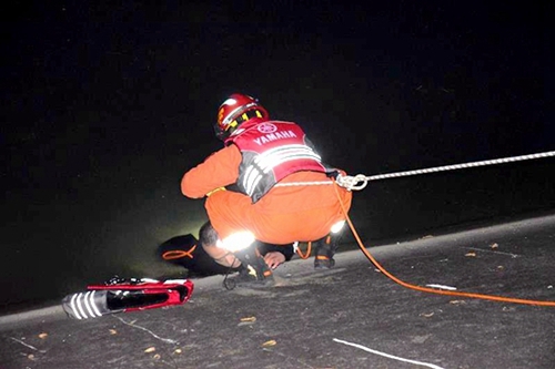 绵阳男子醉酒后情绪失控跳河&nbsp;游到岸边无力上岸(图1)