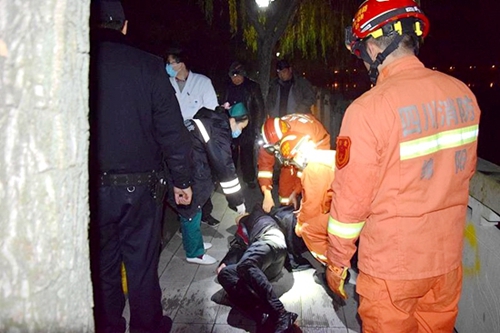 绵阳男子醉酒后情绪失控跳河&nbsp;游到岸边无力上岸(图2)
