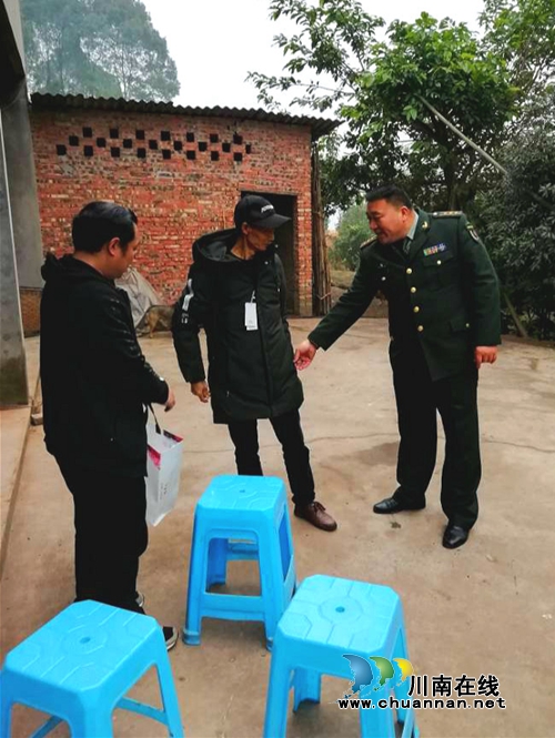 纳溪区领导张耀峰：下乡送温暖、扶贫暖人心(图1)