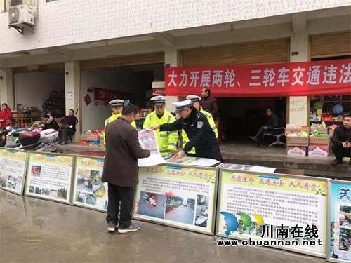 宜宾筠连县交管大队长走村入户开展交通安全宣传活动(图1)