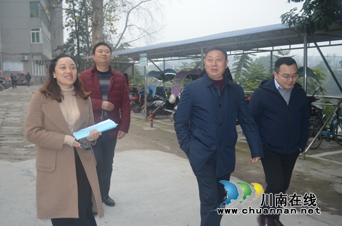 杨双全到泸县玉蟾街道督导创文工作(图1)