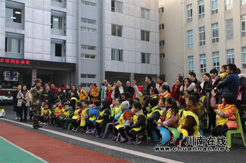 泸县悦绘里少儿美术馆师生零距离接触、体验消防(图1)