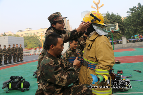 泸县悦绘里少儿美术馆师生零距离接触、体验消防(图2)