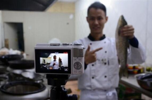 自贡小伙当“网红厨子”吸粉千万&nbsp;月入五六万(图1)
