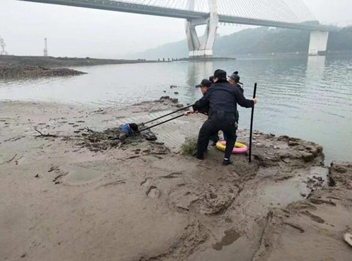 泸州钓鱼男子江边陷入淤泥仅露头部 民警施救(图1) 泸州钓鱼男子江边陷入淤泥仅露头部 民警施救(图1)