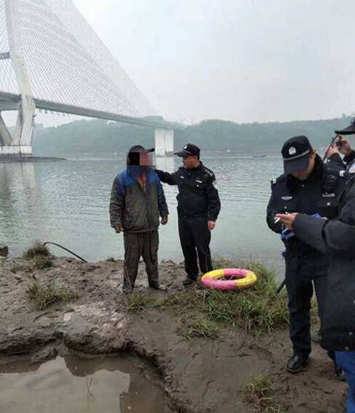 泸州钓鱼男子江边陷入淤泥仅露头部 民警施救(图2) 泸州钓鱼男子江边陷入淤泥仅露头部 民警施救(图2)