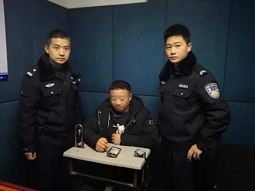 被贴罚单心不平&nbsp;宜宾男子网络辱骂警察被拘(图1)