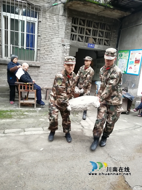 龙马潭区罗汉街道：泸州市武警官兵到罗汉街道助力文明城市复检工作(图1)