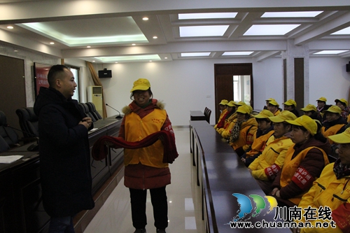 龙马潭区红星街道开展文明劝导员“暖冬行动”(图1)