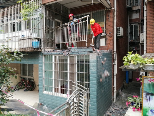 龙马潭区城管局出重拳&nbsp;拆除鹿港小镇两处违建(图3)