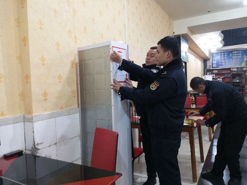 龙马潭区城管局集中开展夜市经营整治行动(图1)