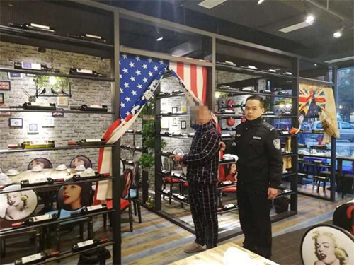 宜宾：醉酒男夜宵店寻衅滋事&nbsp;被众人合力控制(图1)