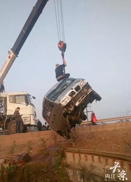 扶贫路上遇车祸&nbsp;内江干部见义勇为救出被困母女(图1)