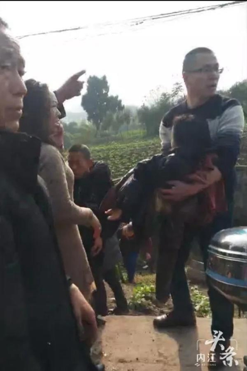 扶贫路上遇车祸&nbsp;内江干部见义勇为救出被困母女(图2)