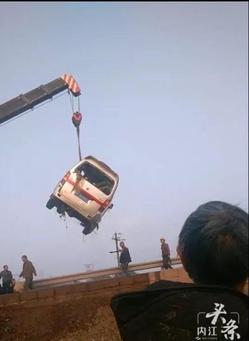 扶贫路上遇车祸&nbsp;内江干部见义勇为救出被困母女(图3)