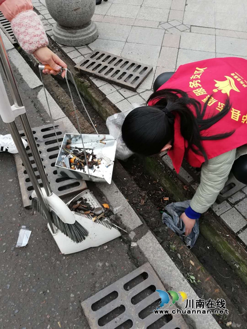 泸县城管执法局:清理卫生死角 开展环保大扫除(图1) 泸县城管执法局:清理卫生死角 开展环保大扫除(图1)