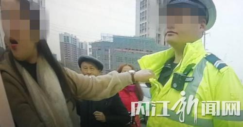 内江：乱停车被查&nbsp;女子抓扯交警执勤人员被拘(图1)