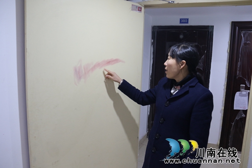 龙马潭:乱写小广告、抓伤警辅 两名女子被处罚(图2) 龙马潭:乱写小广告、抓伤警辅 两名女子被处罚(图2)