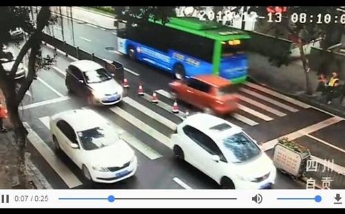 劝阻路边乱停车&nbsp;自贡交警帮忙送孩子上学(图1)