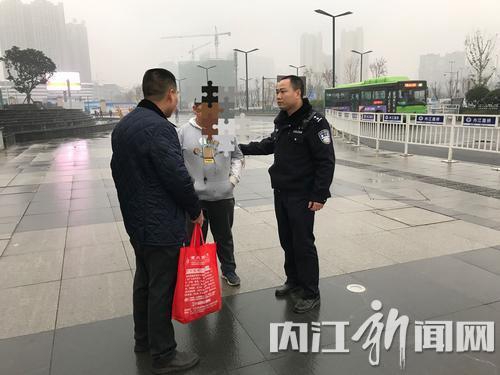 重庆男孩深夜现内江公交车 民警做了暖心举动(图1) 重庆男孩深夜现内江公交车 民警做了暖心举动(图1)