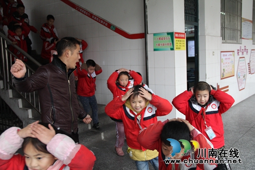 泸县太伏小学开展2018年秋期应急疏散演练活动(图1)