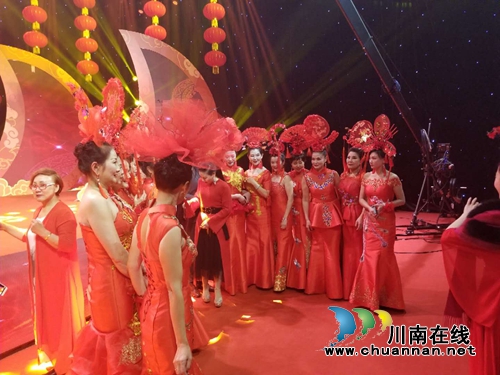 泸州歌手走上央视元旦晚会&nbsp;同唱《相亲相爱》(图2)