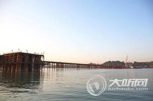 泸州长江六桥进入水下承台施工前期工作(图1) 泸州长江六桥进入水下承台施工前期工作(图1)