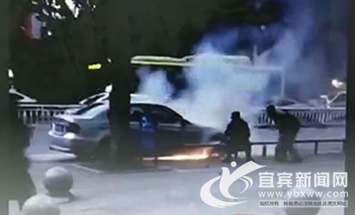 宜宾公交司机路遇轿车起火&nbsp;停车灭火被称赞(图2)