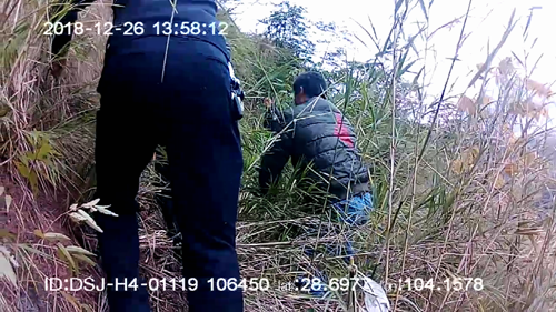 宜宾：男子骑摩托车掉落50米悬崖&nbsp;公安及时营救(图2)