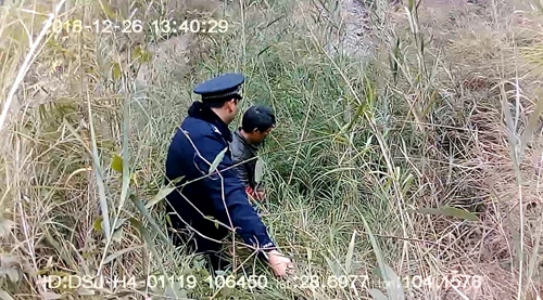 宜宾：男子骑摩托车掉落50米悬崖&nbsp;公安及时营救(图3)