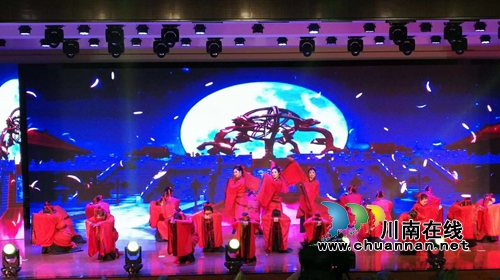 江阳区张坝街道开展“不忘初心跟党走·凝心筑梦新时代”庆祝改革开放40周年文艺活动(图1)