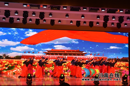 江阳区张坝街道开展“不忘初心跟党走·凝心筑梦新时代”庆祝改革开放40周年文艺活动(图5)