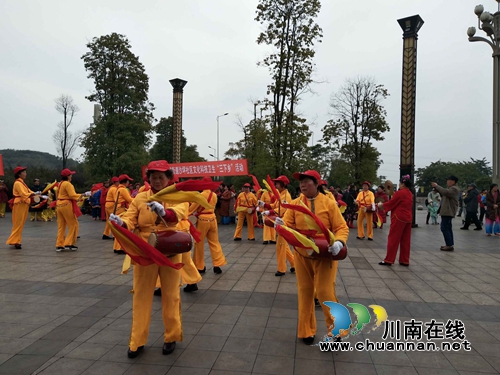 江阳区张坝街道沙坪社区党支部开展2019年文化卫生科技“三下乡”文艺演出(图1)