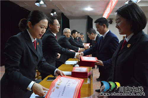 泸州中院总结表彰全市法院“大比武”活动(图1) 泸州中院总结表彰全市法院“大比武”活动(图1)