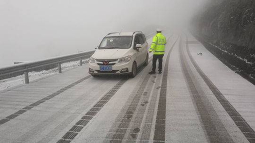 注意！宜宾下雪后&nbsp;多路段交通管制(图2)