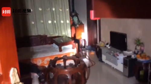 自贡男子开煤气自杀&nbsp;消防员索降入室成功救援(图1)