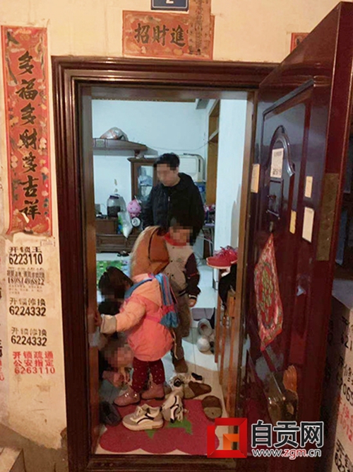 自贡:四个娃娃在客厅耍 妈老汉在卧室里吸毒(图1) 自贡:四个娃娃在客厅耍 妈老汉在卧室里吸毒(图1)